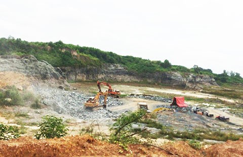 Mỏ[-]đá[-]trong[-]sân[-]bay[-]Biên[-]Hoà:[-]Làm[-]hồ[-]hay[-]chủ[-]yếu[-]khai[-]thác[-]đá?